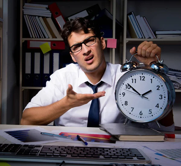 Homme d'affaires travaillant tard dans les heures de bureau — Photo