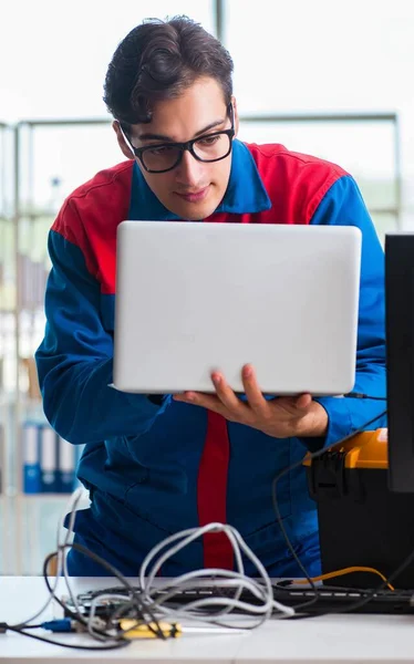 Computer repairman working on repairing computer in IT workshop — Stock Photo, Image