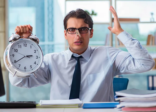 Geschäftsmann leidet unter übermäßigem Achselschwitzen — Stockfoto