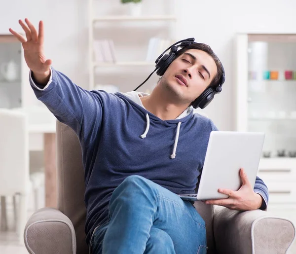 Jonge knappe man die naar muziek luistert met koptelefoon — Stockfoto