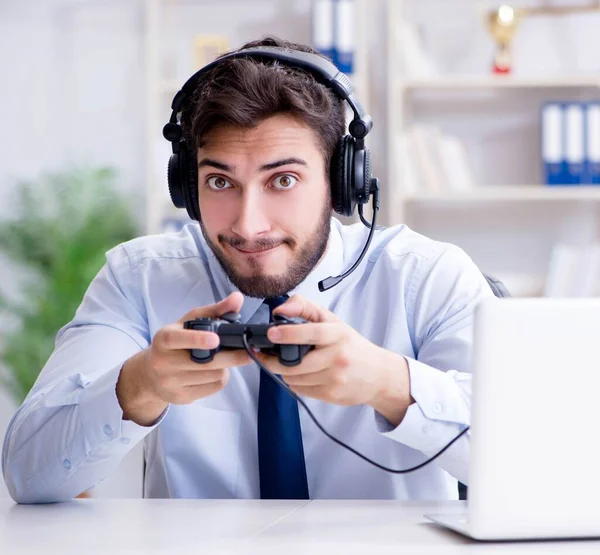 Zakenman gamer in kantoor spelen van games — Stockfoto