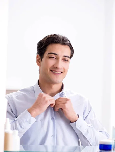 Man is getting dressed up for work in bathroom — Stock Photo, Image