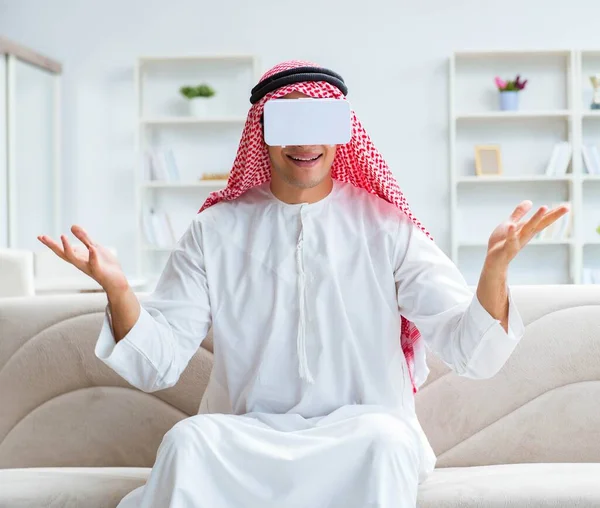 Uomo arabo con occhiali di realtà virtuale — Foto Stock