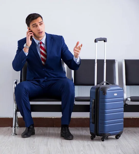 Homem a embarcar na sala de estar do aeroporto — Fotografia de Stock