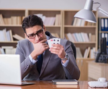 İşadamı işte kumar oynuyor.