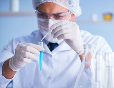 Bir laboratuarda deney yapan kadın bir bilim adamı.