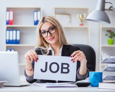 Ofiste mesajı olan genç bir iş kadını.