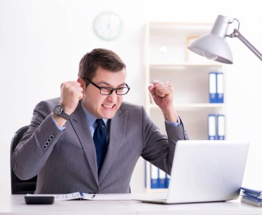 Masada çalışan yakışıklı bir işadamı.