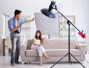 Fotoğraf stüdyosunda çalışan genç fotoğrafçı.