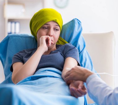 Clini 'de tıbbi konsültasyon için doktoru ziyaret eden kanser hastası.