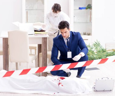 Adli tıp dedektifi suç mahallinde.