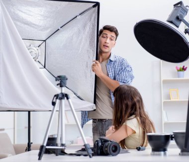 Fotoğraf stüdyosunda çalışan genç fotoğrafçı.