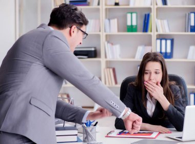 Kadın ve erkek arasındaki ofis anlaşmazlığı