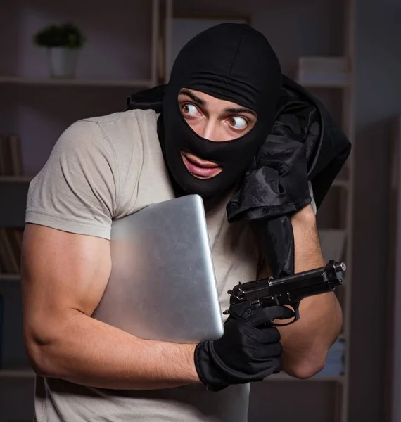 Inbrottstjuv bär balaclava mask på brottsplatsen — Stockfoto