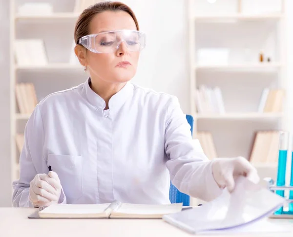 Mujer química que trabaja en el laboratorio de la clínica hospitalaria —  Fotos de Stock