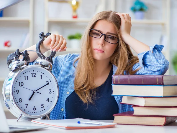 Jovem adolescente estudante se preparando para exames em casa — Fotografia de Stock