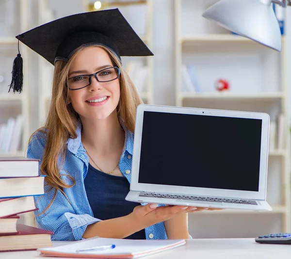 Jeune étudiante adolescente se préparant aux examens à la maison — Photo