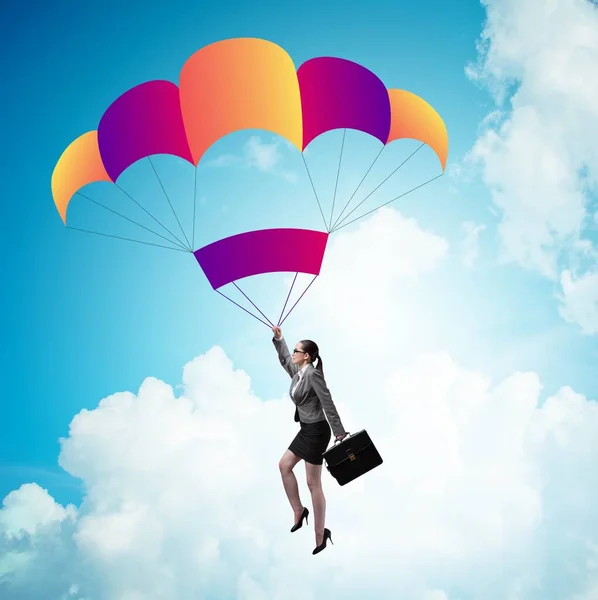 ビジネスの概念でパラシュートで飛ぶビジネスマンの女性 — ストック写真