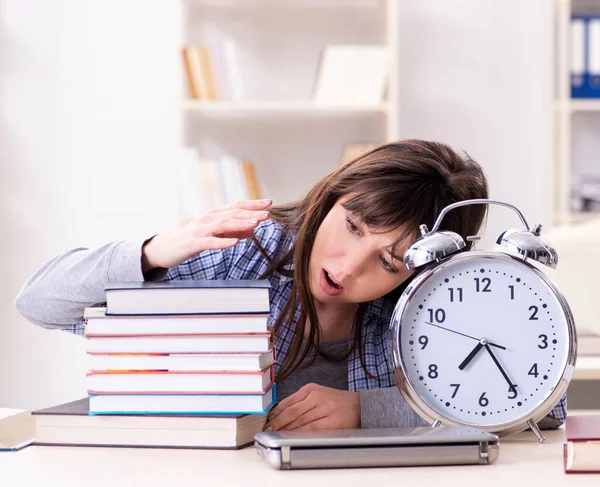 Joven estudiante en concepto educativo — Foto de Stock