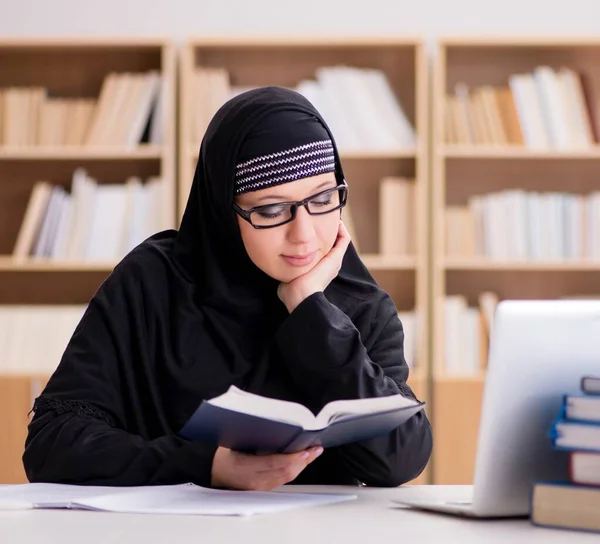 Μουσουλμάνα με μαντίλα σπουδάζει προετοιμασία για τις εξετάσεις — Φωτογραφία Αρχείου