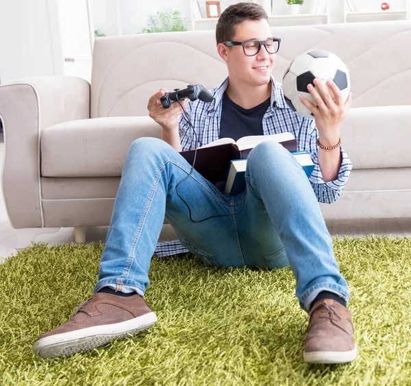 Jonge student probeert te balanceren studeren en spelletjes spelen — Stockfoto
