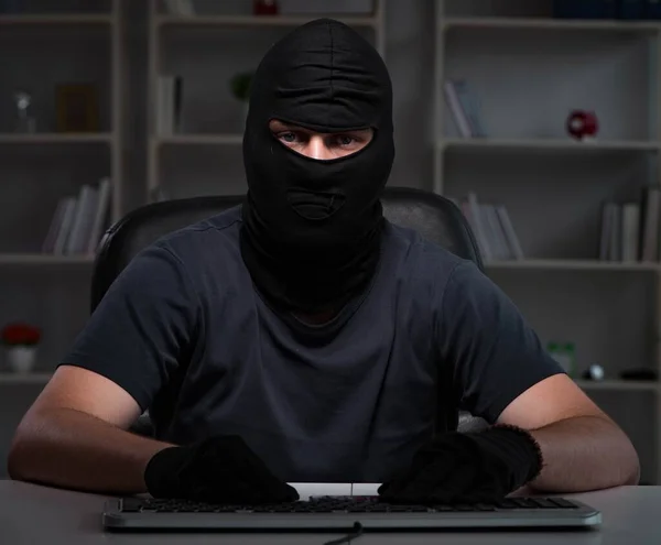 Хакер зламує комп'ютер пізно вночі — стокове фото