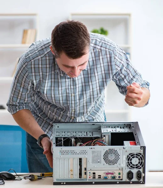 Jovem técnico de reparação de computador em oficina — Fotografia de Stock