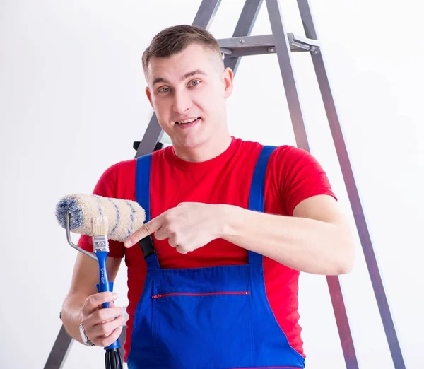 Pintor masculino preparándose para trabajos de pintura en obra —  Fotos de Stock