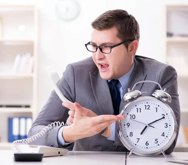 Zakenman werknemer in urgentie en deadline concept met alarm — Stockfoto