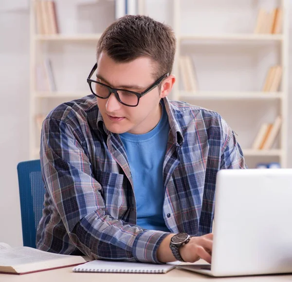 Jeune étudiant étudiant sur Internet dans le concept de télé-apprentissage — Photo