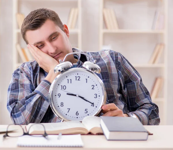 Student kommt bei Prüfungsvorbereitung zu spät — Stockfoto