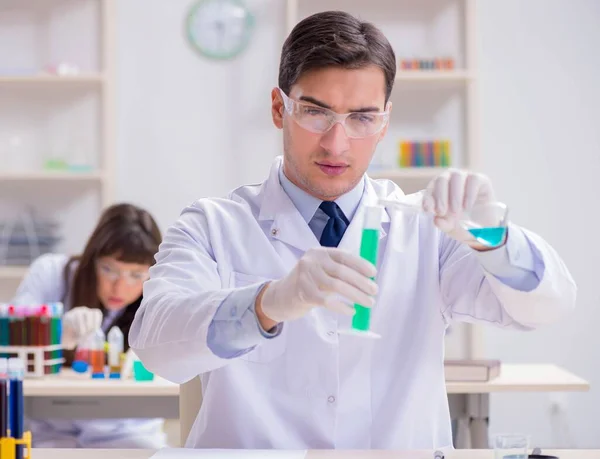 Due chimici che lavorano in laboratorio sperimentando — Foto Stock