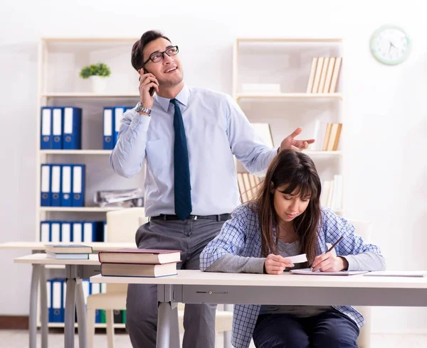 Manlig föreläsare ger föreläsning för kvinnlig student — Stockfoto