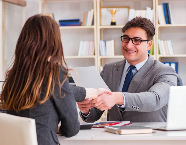 Geschäftstreffen zwischen Geschäftsfrau und Geschäftsfrau — Stockfoto