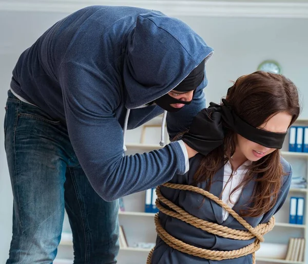 Kriminelle nehmen Geschäftsfrau als Geisel im Amt — Stockfoto