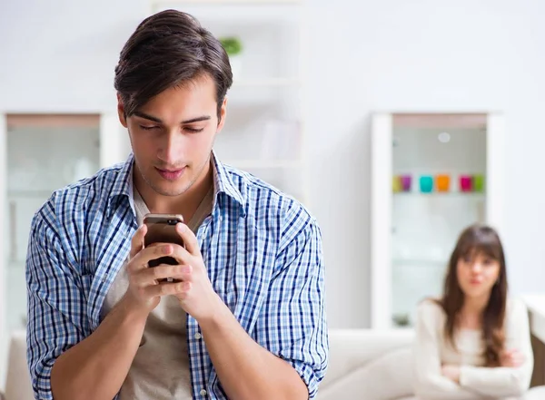 Pareja engañándose en casa — Foto de Stock