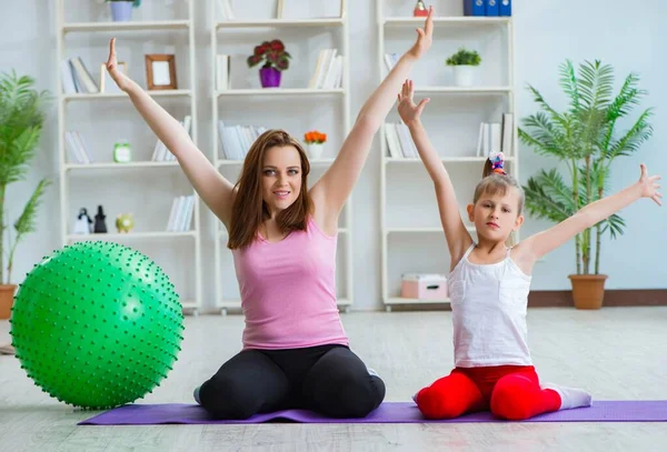 Mädchen und Mutter üben zu Hause — Stockfoto