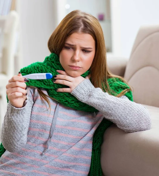 Wanita sakit yang menderita flu di rumah — Stok Foto