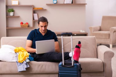 Genç adam eve dönüş yolculuğuna hazırlanıyor.