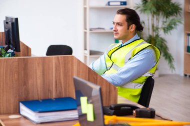 Ofiste çalışan genç erkek mimar.