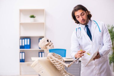 Deli doktor ölü hastayı muayene ediyor.