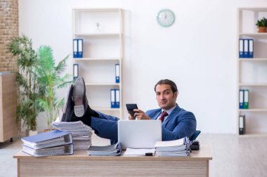 Masrafları hesaplayan genç bir muhasebeci.