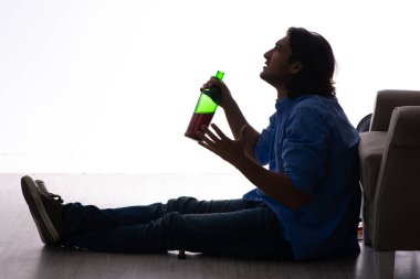 Genç adam alkolizmden muzdarip.