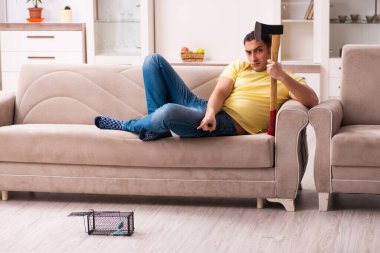 Genç adam ve fare kapanı evde.