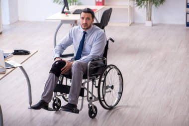 Ofiste çalışan genç bacağı yaralı bir çalışan.