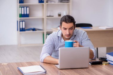 Ofiste çalışan genç bir muhasebeci.