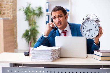 Ofiste çalışan genç bir erkek.