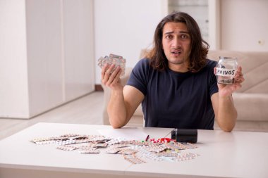 Evde acı çeken genç hasta adam.