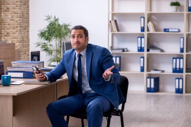 Ofiste çalışan bir işadamı.