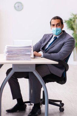 Salgın sırasında maske takan genç bir erkek.
